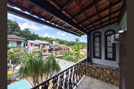 Casa de condomínio à venda com 230m², 4 quartos e 2 vagas