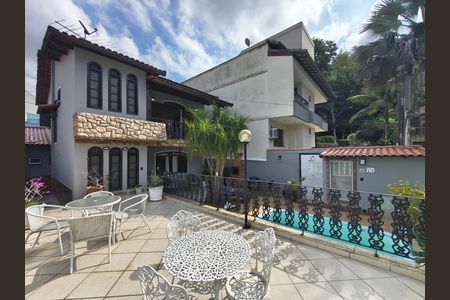 Casa de condomínio à venda com 230m², 4 quartos e 2 vagas