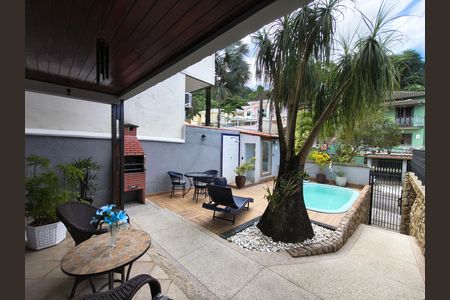 Casa de condomínio à venda com 230m², 4 quartos e 2 vagas