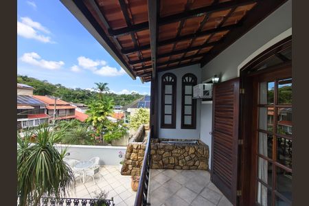 Casa de condomínio à venda com 230m², 4 quartos e 2 vagas