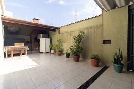 Casa à venda com 250m², 3 quartos e 3 vagas Casa à venda com 250m², 3 quartos e 3 vagasQuintal
