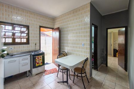Casa para alugar com 67m², 2 quartos e 2 vagasCozinha 