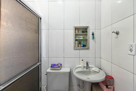 Casa para alugar com 67m², 2 quartos e 2 vagasBanheiro 