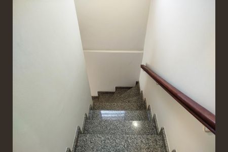 Casa para alugar com 250m², 4 quartos e 4 vagas Casa para alugar com 250m², 4 quartos e 4 vagasEscada