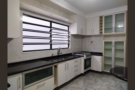 Casa para alugar com 250m², 4 quartos e 4 vagas Casa para alugar com 250m², 4 quartos e 4 vagasCozinha
