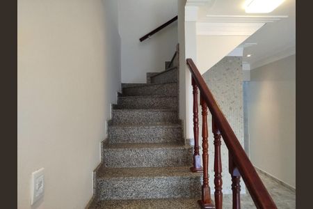 Casa para alugar com 250m², 4 quartos e 4 vagas Casa para alugar com 250m², 4 quartos e 4 vagasEscada de granito