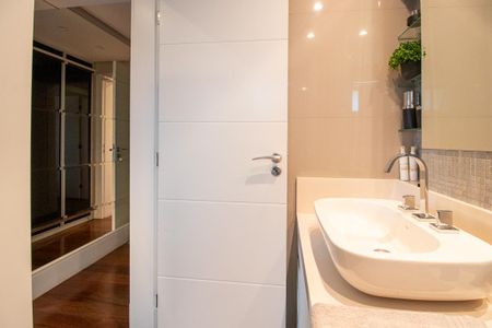 Apartamento para alugar com 233m², 4 quartos e 2 vagas Apartamento para alugar com 233m², 4 quartos e 2 vagasBanheiro da Suíte 1