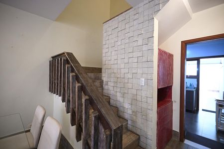 Casa para alugar com 95m², 2 quartos e 2 vagasEscada