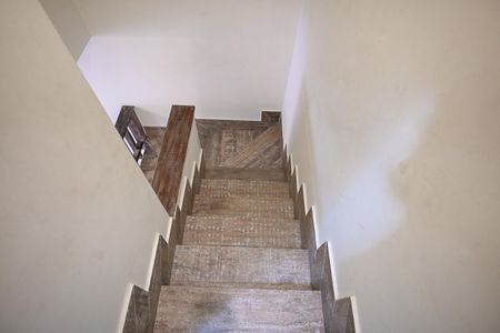 Casa para alugar com 95m², 2 quartos e 2 vagasEscada
