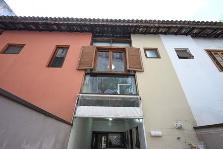 Casa para alugar com 95m², 2 quartos e 2 vagasFachada Posterior