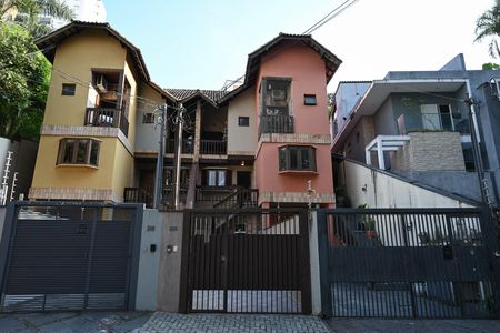 Casa para alugar com 95m², 2 quartos e 2 vagasFachada