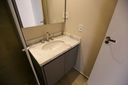Apartamento para alugar com 70m², 2 quartos e 2 vagas Apartamento para alugar com 70m², 2 quartos e 2 vagasBanheiro