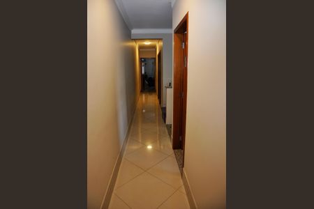 Casa à venda com 210m², 4 quartos e 4 vagasDetalhe - Corredor
