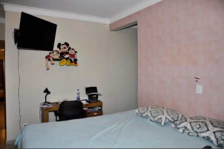Casa à venda com 210m², 4 quartos e 4 vagasDetalhe - Quarto 01 com Suíte e Varanda