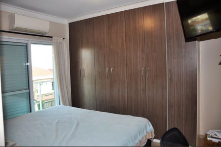 Casa à venda com 210m², 4 quartos e 4 vagasDetalhe - Quarto 01 com Suíte e Varanda