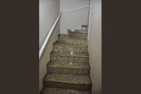Casa à venda com 210m², 4 quartos e 4 vagasDetalhe - Escada Quartos