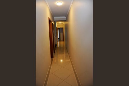 Casa à venda com 210m², 4 quartos e 4 vagasDetalhe - Corredor