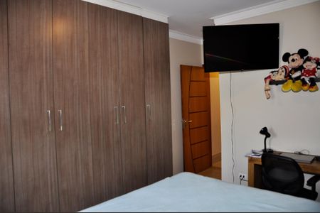 Casa à venda com 210m², 4 quartos e 4 vagasDetalhe - Quarto 01 com Suíte e Varanda