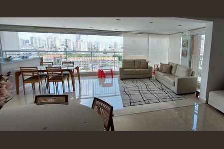 Apartamento à venda com 180m², 3 quartos e 3 vagas Apartamento à venda com 180m², 3 quartos e 3 vagasVaranda