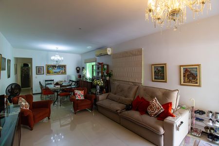 Casa de condomínio para alugar com 280m², 5 quartos e 2 vagas