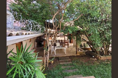 Casa à venda com 480m², 4 quartos e 2 vagas Casa à venda com 480m², 4 quartos e 2 vagasÁrea externa