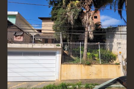 Casa à venda com 480m², 4 quartos e 2 vagas Casa à venda com 480m², 4 quartos e 2 vagasFachada