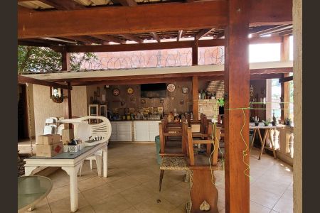 Casa à venda com 480m², 4 quartos e 2 vagas Casa à venda com 480m², 4 quartos e 2 vagasÁrea externa