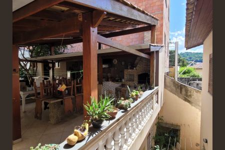 Casa à venda com 480m², 4 quartos e 2 vagas Casa à venda com 480m², 4 quartos e 2 vagasÁrea externa