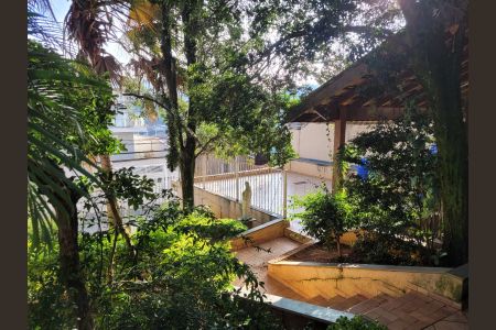 Casa à venda com 480m², 4 quartos e 2 vagas Casa à venda com 480m², 4 quartos e 2 vagasÁrea externa