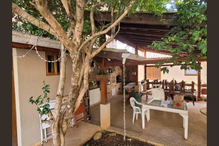 Casa à venda com 480m², 4 quartos e 2 vagas Casa à venda com 480m², 4 quartos e 2 vagasÁrea externa