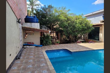 Casa à venda com 480m², 4 quartos e 2 vagas Casa à venda com 480m², 4 quartos e 2 vagasÁrea externa