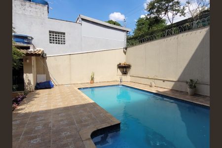 Casa à venda com 480m², 4 quartos e 2 vagas Casa à venda com 480m², 4 quartos e 2 vagasÁrea externa