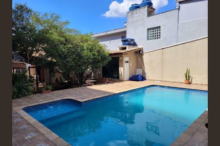 Casa à venda com 480m², 4 quartos e 2 vagas Casa à venda com 480m², 4 quartos e 2 vagasÁrea externa