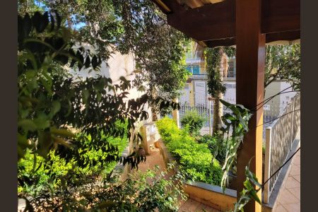 Casa à venda com 480m², 4 quartos e 2 vagas Casa à venda com 480m², 4 quartos e 2 vagasÁrea externa