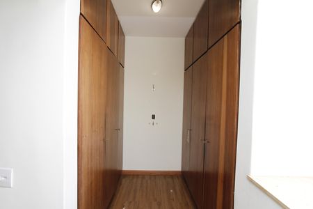 Casa para alugar com 390m², 5 quartos e 4 vagasCloset da suíte 1