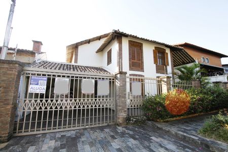 Casa para alugar com 390m², 5 quartos e 4 vagasFachada