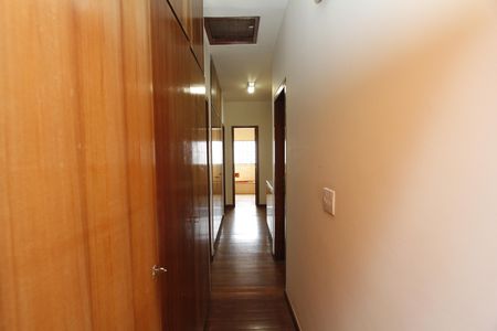 Casa para alugar com 390m², 5 quartos e 4 vagasCorredor