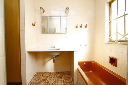 Casa para alugar com 390m², 5 quartos e 4 vagasBanheiro Social