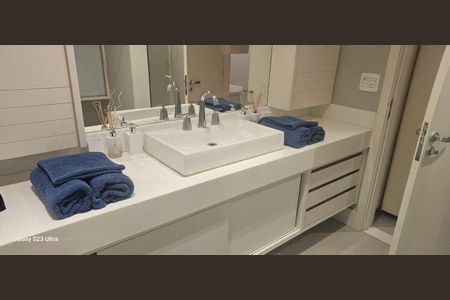 Apartamento para alugar com 67m², 2 quartos e 1 vaga Apartamento para alugar com 67m², 2 quartos e 1 vagaBanheiro com pia e espelho, com toalhas azuis e decoração simples.