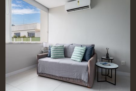 Apartamento para alugar com 67m², 2 quartos e 1 vaga Apartamento para alugar com 67m², 2 quartos e 1 vagaSala com sofá, mesa e janela com vista para o exterior.