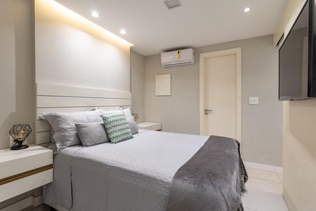 Apartamento para alugar com 67m², 2 quartos e 1 vaga Apartamento para alugar com 67m², 2 quartos e 1 vagaCama simples com colchão e travesseiro, com uma televisão na parede acima.