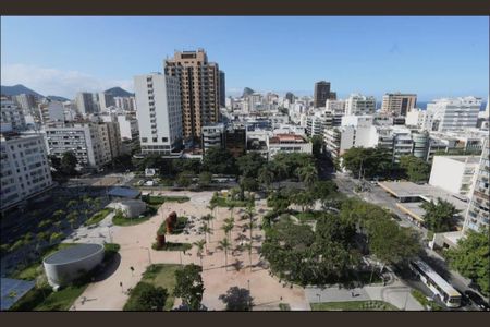 Apartamento para alugar com 67m², 2 quartos e 1 vaga Apartamento para alugar com 67m², 2 quartos e 1 vagaPraça pública com jardim e edifícios de apartamentos ao redor.