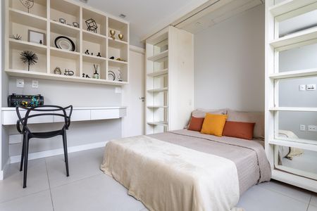 Apartamento para alugar com 67m², 2 quartos e 1 vaga Apartamento para alugar com 67m², 2 quartos e 1 vagaQuarto com cama simples, mesa e cadeira, parede branca e teto branco.
