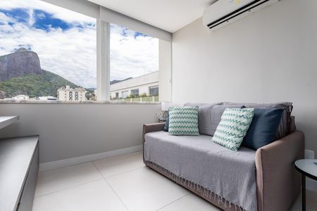 Apartamento para alugar com 67m², 2 quartos e 1 vaga Apartamento para alugar com 67m², 2 quartos e 1 vagaCama simples com vista para o morro e o céu azul com nuvens brancas.