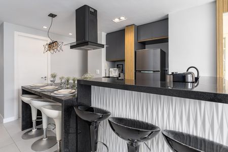 Apartamento para alugar com 67m², 2 quartos e 1 vaga Apartamento para alugar com 67m², 2 quartos e 1 vagaCozinha moderna com iluminação adequada e móveis de design.