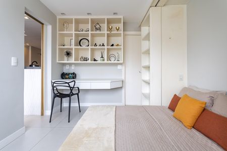 Apartamento para alugar com 67m², 2 quartos e 1 vaga Apartamento para alugar com 67m², 2 quartos e 1 vagaQuarto com cama, mesinha e estante de madeira, com decoração minimalista e moderna.