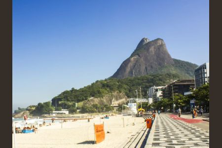 Apartamento para alugar com 67m², 2 quartos e 1 vaga Apartamento para alugar com 67m², 2 quartos e 1 vagaPraia de Ipanema com vista para o Pão de Açúcar, com uma praia de areia branca e água azul, e uma montanha verde ao fundo.