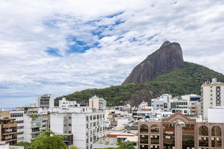 Apartamento para alugar com 67m², 2 quartos e 1 vaga Apartamento para alugar com 67m², 2 quartos e 1 vagaVista para o 2 Irmãos, uma montanha com uma forma única e uma paisagem deslumbrante, localizada no Rio de Janeiro, Brasil.