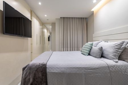 Apartamento para alugar com 67m², 2 quartos e 1 vaga Apartamento para alugar com 67m², 2 quartos e 1 vagaQuarto com cama de casal, cobertor e travesseiros, com TV na parede e porta de vidro para o banheiro.