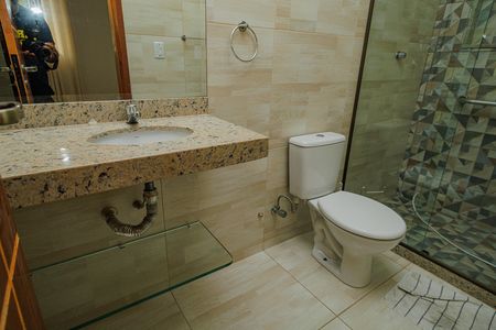 Casa para alugar com 300m², 5 quartos e 2 vagas Casa para alugar com 300m², 5 quartos e 2 vagasBanheiro da Suíte 1